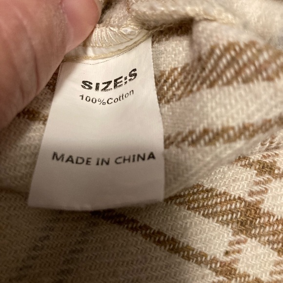 👚(bundle 4 items w/👚for $16) Plaid Shacket - Picture 6 of 9